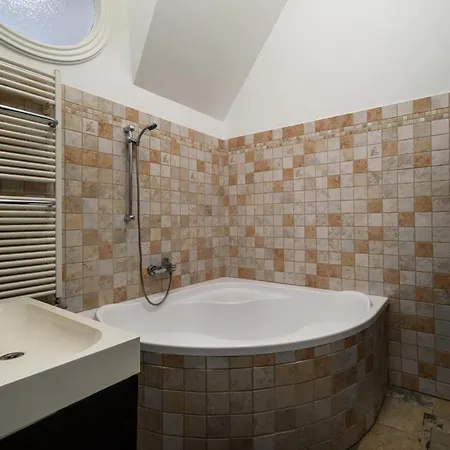 Rustic Downtown 106 M2 *