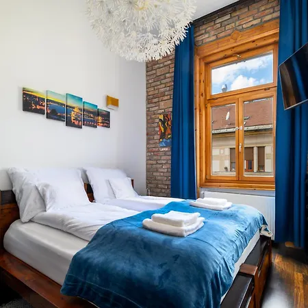 Rustic Downtown 106 M2 *