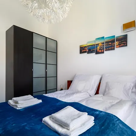 Rustic Downtown 106 M2 Apartment *