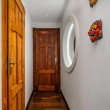 Rustic Downtown 106 M2 Apartment *