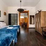 Rustic Downtown 106 M2 Apartman *